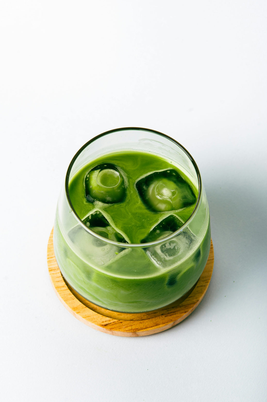 Bebida verde helada de matcha, refrescante y ligada a un estilo de vida activo